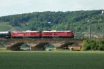 BR 241 berquert in Doppeltraktion eine Brcke in Naumburg-Henne.