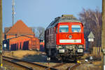 EBS Lok der BR 241 auf dem Torgelower Nebengleis vor einer Gleissperre eingerahmt von Lichtmasten.