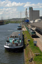 30.04.2018 Plochingen Hafen, 241 008-2 mit Sandzug neben der URANUS aus Minden