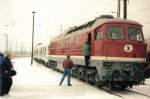 Anlssig zum Weihnachtsmarkt in Weimar veranstalteten die Eisenbahnfreunde in Weimar eine kleine Lokausstellung in Weimar auf der auch die 142 001 zu sehen war..21.12.06