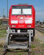 Blick vom Fußgängerweg der Olgastraße auf die am 27.06.2017 in Friedrichshafen abgestellte 245 037.