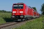 Zwischen Eriskirch und Friedrichshafen hat 245 035, eine von derzeit drei neuen Loks der Baureihe 245 auf der Sd- und Bodenseegrtelbahn, die Wagen des IRE 4234, Lindau - Stuttgart, am Haken