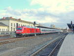 DB 245 023 mit dem späteren IC 2150 nach Kassel-Wilhelmshöhe, am 08.03.2019 in Gera Hbf.
