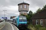 Am 05.07.2019 schiebt 245 210-0 einen RE aus Westerland in den Bahnhof von Niebüll. Im hohen Norden scheint man eine Vorliebe dafür zu haben, höhere Gebäude zu Hotels umzubauen, denn wie der Dagebüller Leuchtturm ist auch der frühere Wasserturm in Niebüll heute ein Hotel für zwei Personen.