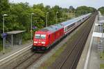 Mit dem IC 2310 durchfährt 245 024 am 04.06.2022 den Bahnhof Morsum, früher eine klassische 218-Leistung