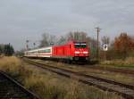 Die 245 010 mit dem IC Rottalerland am 22.11.2014 bei der Einfahrt in Karpfham.