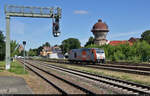 Die erste ihrer Art:  246 001-2 fährt, von Halberstadt kommend, am alten Wasserturm in den Bahnhof Aschersleben ein.