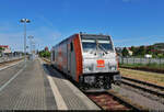 246 001-2 als Tfzf wartet auf Gleis 5 des Bahnhofs Aschersleben auf Weiterfahrt Richtung Güsten.
