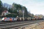 246 001-2 der Havelländischen Eisenbahn AG (HVLE)stand am 15. März 2020 mit einem beladenen Holzzug im Bahnhofsbereich von Kronach.