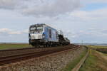 247 908  Debbie  erreicht mit einem Autozug am 14. September 2023 bei Morsum die Insel Sylt.