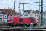Nachschuss auf 247 902 DB (Siemens Vectron) als Tfzf, die das Gleisvorfeld von Halle(Saale)Hbf Richtung Süden durchfährt.