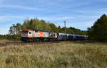 250 005-6 V330.7 Tiger der HVLE mit einem schweren Schotterzug, kommend aus dem Hagenower Land. 3km östlich von Büchen, 08.10.2018.