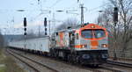 hvle Tiger  V330.8  (NVR:  92 80 1250 009-8 D-HVLE ) mit Ganzzug nagelneuer GATX offener Drehgestell-Güterwagen der Wagengattung Eamnos am 04.03.20 Durchfahrt Bf.