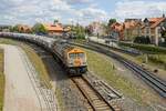 V 330.3 der Havelländischen Eisenbahn zieht einen Kalkzug durch den Wernigeröder Hauptbahnhof (06.05.2022)