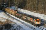 Hvle V330.3 und Mkb V20 ziehen einen Schotterzug durch den ehemaligen Hauptbahnhof von Elbingerode; 25.12.2007