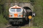 V330.3 verlsst mit einem leeren Schttgutwagenzug den Nebelholztunnel und durchfhrt den ehemaligen Haltepunkt Neuwerk. Wegen lngerer Rangierarbeiten in Httenrode mussten einige an der Strecke stehende Fotografen ungewohnt lange auf den Zug warten; 08.05.2008