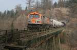 V 330.3 schiebt einen Kalkkesselzug ber das Kreuztalviadukt; 04.04.2009