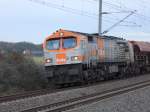 Am spten Nachmittag des 30.10.2010 zieht die 330.3 der HVLE bei Burgkemnitz einen Schotterzug in Richtung Bitterfeld.