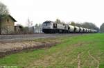 Grey Tiger 250 011 mit dem Gipszug vom HKW Chemnitz Nord am 23.04.06 bei Herrenhaide zwischen Wittgensdorf ob Bf und Burgstdt. Am linken Bildrand ein inzwischen verfallenes ehemaliges Blockwrterhaus.