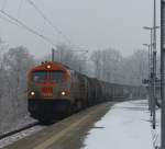Am 23.01.2014 zieht hvle Tiger V330.4(250 004) einen Kesselzug durch Neumark(Vogtl.).