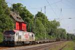 OHE 330094 am 18.6.13 mit einem leeren Stahlwagenzug in Ratingen-Lintorf.