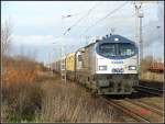 LTH 330091 mit Stammholzzug bei der Ausfahrt aus dem Rostock Seehafen.