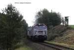 OHE Tiger 330094 hat gerade mit einem Leerzug das Hüttenwerk in Georgsmarienhütte verlassen und erklimmt die Steigung am Stadtrand zum Ortsteil Holzhausen am 
19.9.2014 um 9.40 Uhr.