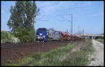 Mit einem langen Güterzug fuhrm am 17.5.1999 der Blue Tiger von BASF 250001 um 9.18 Uhr bei Hünfeld Richtung Süden.