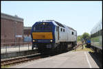 Mak DE 2700-02 verläßt hier am 29.05.2020 ihren Stanort bei der NEG in Niebüll, um wenig später einen Autozug nach Sylt zu bespannen.