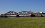 Grodiesellok DE 2700-04 mit einem Gterzug am 05.03.13 auf der Haus-Knipp-Brcke in Duisburg.