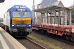 RDC Autozug mit der Mak 2700-11 (NOB) am 19.10.2017 auf dem Weg nach Niebüll bei der Durchfahrt im Bahnhof Keitum.