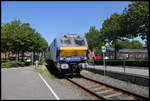 Mak DE 2700-02 verläßt hier am 29.05.2020 den Bahnhof Niebüll NEG, um wenig später im nebenan liegenden Bahnhof Niebüll einen Autozug nach Sylt zu bespannen.