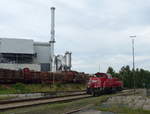 DB Cargo 261 087-1 bei einer Rangierpause am 03.08.2017 im ehemaligen Bahnhof Ebersdorf-Friesau.