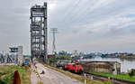 261 037-5 hat gerade mit einem einzelnen Kesselwagen die Rhete Hubbrücke in Hamburg Hohe Schaar überquert.Bild 22.9.2017