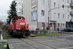 Am 24.01.2018 überquert 261 107-7 den Bahnübergang Bruchstraße in Düsseldorf-Flingern.