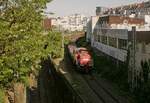 Vom Abzweig Rethel an der Hauptstrecke Düsseldorf - Duisburg führt eine etwa 500 m lange Verbindungskurve zum Abzweig Dora an der Hauptstrecke Düsseldorf - Wuppertal. Am Morgen des 13.05.2020 ist hier 261 109-3 mit einer Übergabe nach Düsseldorf-Lierenfeld unterwegs. Das tieferliegende Gleis links führte zum früheren Güterbahnhof in Derendorf und ist seit langem stillgelegt.