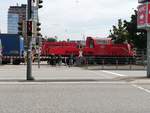 Kiel am 13.9.2020, unmittelbar vor dem Hauptbahnhof am Hafenbecken, Gleisanschluß zum Fähranleger nach Götheborg:  DB-Lok 261 084-8 , eine Gravita  10 BB von Voith, bringt eine