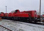 DB 261 012-9 pausierte am 11.12.2022 in Erfurt Gbf. Von einem öffentlichen Weg aus fotografiert.