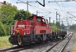 DB Cargo AG, Mainz mit ihrer  261 062-4  (NVR:  92 80 1261 062-4 D-DB ) und einem Drehgestell-Flachwagen am Haken am 25.05.23 Durchfahrt Dessau Hbf.