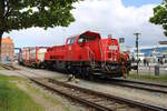 DB 216 050-9 rangiert mit einigen Containertragwagen in Kiel vor dem Hauptbahnhof am Schwedenkai.