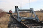 DB 261 070-7 rangiert am 07.03.2025 im DUSS-Terminal Erfurt-Vieselbach. Den letzten Prellbock der hier stand hatte im Jahr 2013 die MWB 1116 911-8 auf dem Gewissen. https://www.bahnbilder.de/bild/Deutschland~Unternehmen~MWB+Mittelweserbahn/737906/die-bei-rangierarbeiten-ueber-den-prellbock.html