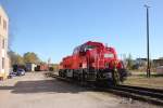 Gravita 261 094 wartet auf dem Gelnde der IG 58 3047 auf neue Aufgaben.Im Hintergrund dampft 35 1097.Glauchau 19.10.2012.