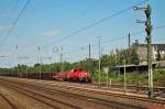 261 105-1 fhrt mit einem Rhrenzug in Dsseldorf-Rath ein (18.07.2013). Das Signal rechts im Bild ist im Signalbuch der DB nicht verzeichnet (es handelt sich natrlich um zwei Signale, der Mast des hinteren wird durch den vorderen Signalmast verdeckt).