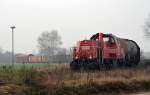 261 066 wartet vor dem Bahnübergang Rodleben mit ihrer Übergabe aus dem Hafen Roßlau am 07.03.14 auf die Weiterfahrt nach Roßlau wo sie ihren Zug umfahren wird.Fotografiert vom