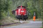 261 075-6 kurz vor der Einfahrt in Bf Sande,wo der Tf in Eigensicherung den kurzen Güterzug mittels Fernbedienung über den Bahnübergang Rangiert. 15/08/2014