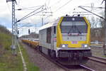 STRABAG Rail GmbH, Lauda-Königshofen [D] mit der Voth Maxima 30 CC [NVR: „92 80 1263 005-1 D-VTLT“] und einem Zug mit Betongleisschwellen am 24.03.23 Durchfahrt Bahnhof Berlin Hohenschönhausen. 