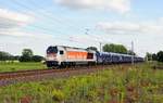 Die V490 (264 004) der HVLE schleppt einen Schotterzug am 14.06.17 bei Wahnebergen in Richtung Bremen.
