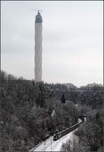 Da wirkt auch der Güterzug recht klein -    Blick ins Neckartal in Rottweil mit durchfahrendem Güterzug und dem eigenwilligen Aufzugstestturm im Hintergrund.