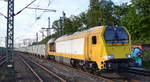 NRS - Nordic Rail Service GmbH, Lübeck [D] mit der  264 011-8  [NVR:  92 80 1264 011-8 D-NRS ] und einem langen Güterzug offener Drehgestell-Güterwagen mit Kies befüllt am 03.06.20 Bf. Hamburg Harburg