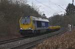 264 003 mit einem Altschotterzug auf Niederbordwagen durch Neckargerach am 16.3.2021 in Richtung Heidelberg.